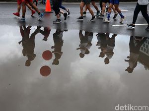 Jalan MH Thamrin Digenangi Air, CFD Tetap Ramai
