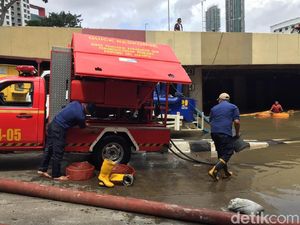 Underpass Kemayoran Masih Terendam Banjir, Petugas Terus Sedot Air