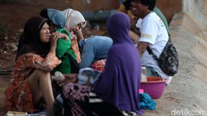 Warga Cipinang Melayu Mengungsi ke Kolong Tol Becakayu