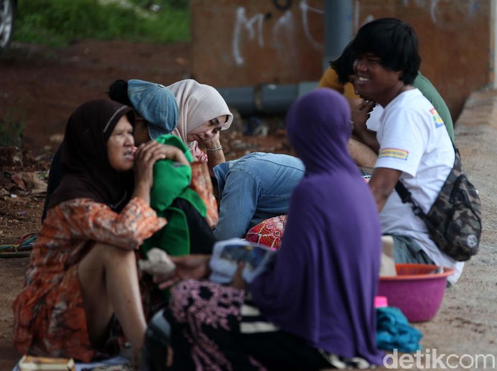 Warga Cipinang Melayu Mengungsi ke Kolong Tol Becakayu