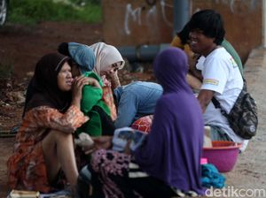 Warga Cipinang Melayu Mengungsi ke Kolong Tol Becakayu Warga Cipinang Melayu Mengungsi ke Kolong Tol Becakayu
