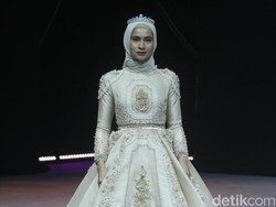 Barli Asmara Hingga ETU Rilis Busana Terinspirasi Bunga di MUFFEST 2020