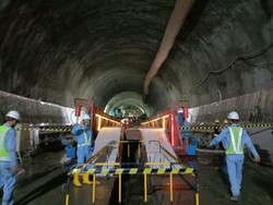 Gawat! Luhut Bilang Proyek Kereta Cepat JKT-BDG Molor Gegara Corona