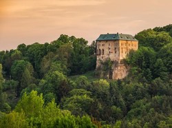 Dibuat Terpencil, Konon Kastil Ini Adalah Gerbang Neraka