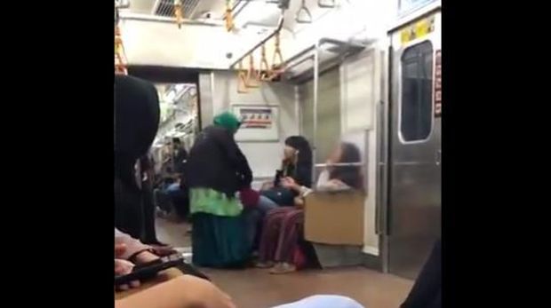 Tangkapan layar video ibu jambak penumpang di KRL