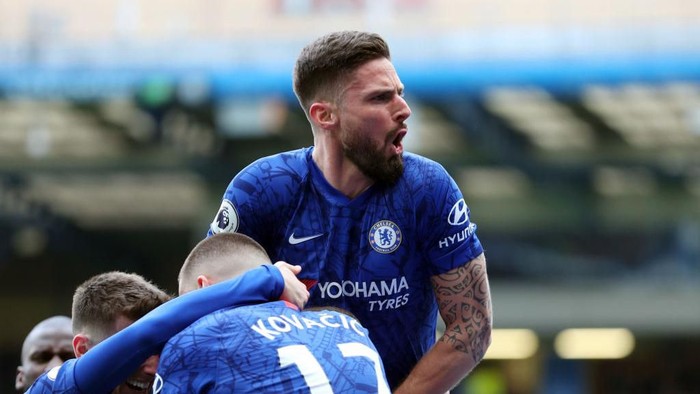 LONDON, ENGLAND - FEBRUARY 22: Olivier Giroud of Chelsea celebrates after Marcos Alonso (not pictured) scores his sides second goal during the Premier League match between Chelsea FC and Tottenham Hotspur at Stamford Bridge on February 22, 2020 in London, United Kingdom. (Photo by Catherine Ivill/Getty Images)