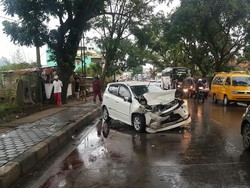 Minibus Ringsek Usai Ditabrak Truk di Jalan Raya Padalarang