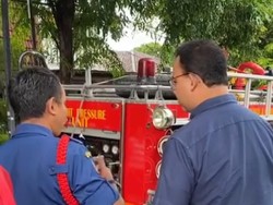 Anies Cek Genangan Air di Cempaka Putih Barat