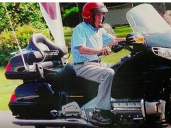 Wow! Berumur 100 Tahun, Kakek Ini Masih Hobi Geber Moge