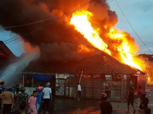 Kebakaran di Pasar Sentral Sinjai, 10 Kios Hangus