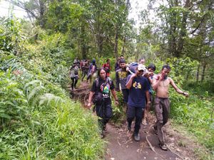 Relawan Evakuasi Pendaki asal Jakarta yang Kolaps di Gunung Lawu