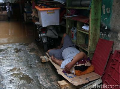 Santai di Tengah Banjir