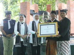 Gubernur Khofifah Dikukuhkan Jadi Warga Kehormatan Sedulur Sikep Samin