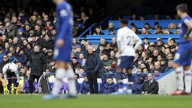 Jose Mourinho beberapa kali enggan jabat tangan pelatih lain.