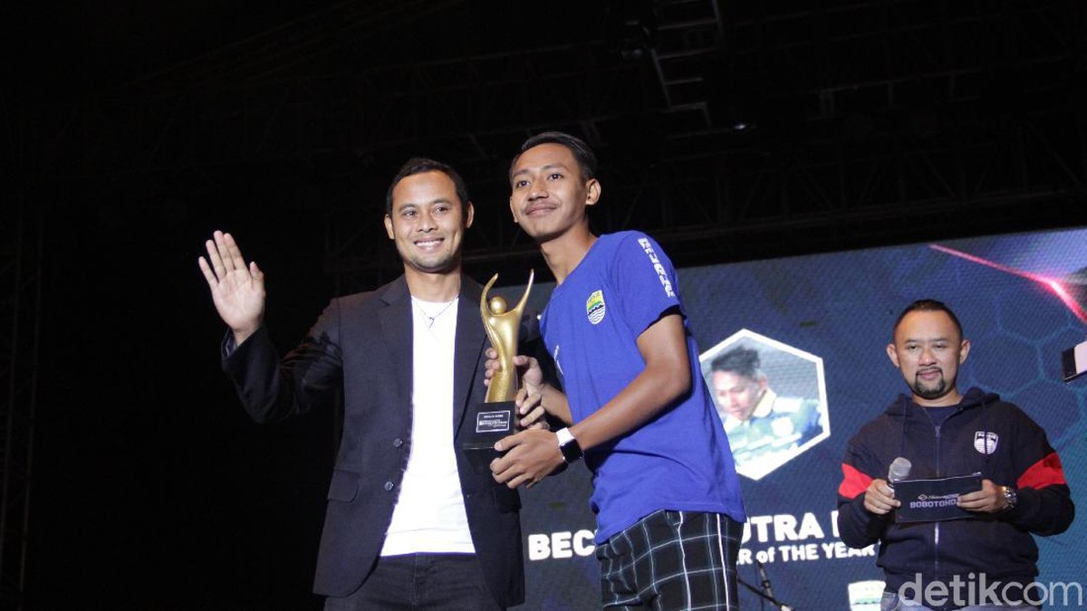 Sejumlah pemain dan tokoh Persib Bandung menerima penghargaan FWP Award. (Foto: Yudha Maulana/detikSport)