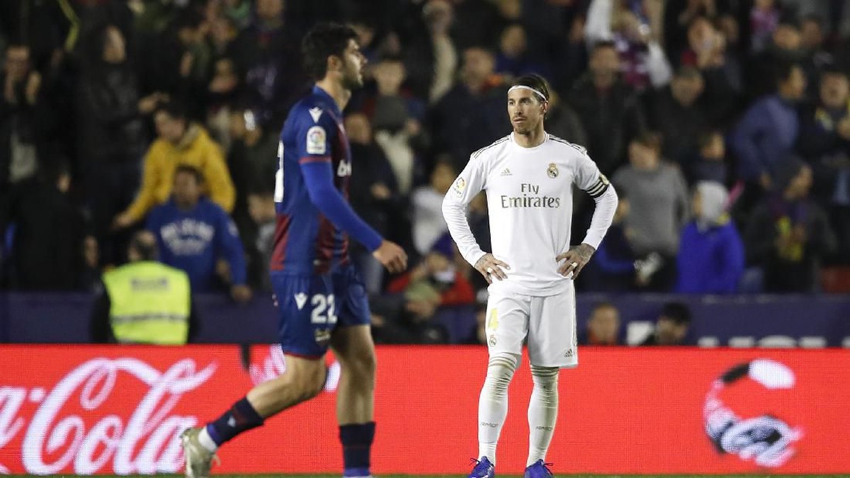 Sergio Ramos kesal dengan keputusan wasit di laga Levante vs Real Madrid. (Foto: Eric Alonso/Getty Images)