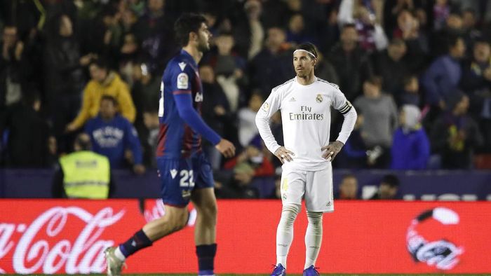 Levante vs Real Madrid VALENCIA, SPAIN - FEBRUARY 22: Sergio Ramos of Real Madrid reacts to Levante UD scoring there first goal during the La Liga match between Levante UD and Real Madrid CF at Ciutat de Valencia on February 22, 2020 in Valencia, Spain. (Photo by Eric Alonso/Getty Images)
