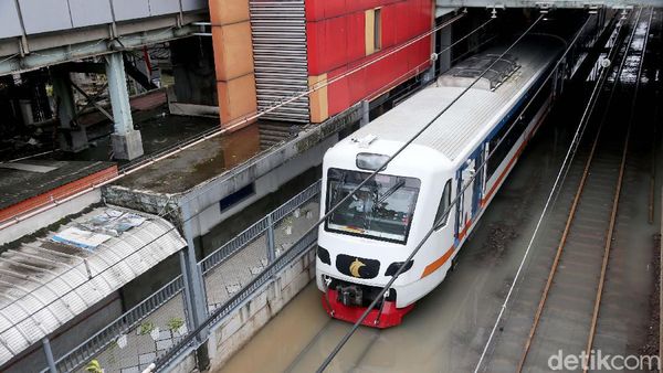 Jakarta Banjir Lagi, Stasiun Sudirman Terendam