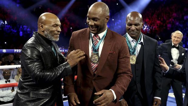 Mike Tyson (kiri), Lennox Lewis dan Evander Holyfield ikut naik ring usai Wilder menang. (