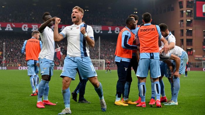 1208146608 GENOA, ITALY - FEBRUARY 23: Sergej Milinkovic Savic of SS Lazio compte for the ball with Domenico Criscito of Genoa CFC during the Serie A match between Genoa CFC and SS Lazio at Stadio Luigi Ferraris on February 23, 2020 in Genoa, Italy. (Photo by Marco Rosi/Getty Images)
