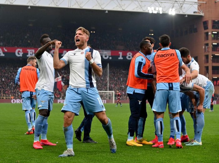 GENOA, ITALY - FEBRUARY 23: Sergej Milinkovic Savic of SS Lazio compte for the ball with Domenico Criscito of Genoa CFC during the Serie A match between Genoa CFC and  SS Lazio at Stadio Luigi Ferraris on February 23, 2020 in Genoa, Italy. (Photo by Marco Rosi/Getty Images)