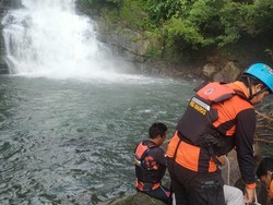Mahasiswi Makassar Hilang Usai Terpeleset di Sungai Air Terjun di Maros
