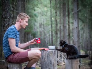 Pria Ini Berhenti Kerja, Jual Harta dan Pilih Traveling Bareng Kucing!