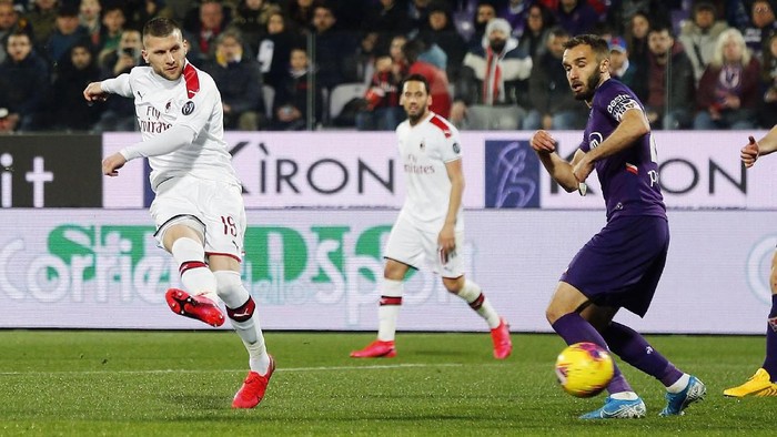 FLORENCE, ITALY - FEBRUARY 22: Ante Rebic of AC Milan scores the opening goal during the Serie A match between ACF Fiorentina and  AC Milan at Stadio Artemio Franchi on February 22, 2020 in Florence, Italy.  (Photo by Gabriele Maltinti/Getty Images)