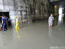 Petugas Masih Bersihkan Sisa Banjir di Underpass Matraman