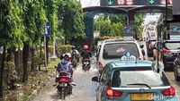 Banjir di Jl Yos Sudarso, Sepeda Motor Masuk Tol Wiyoto Wiyono