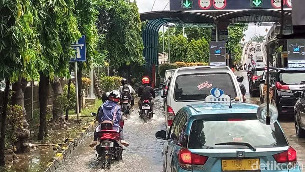 Banjir di Jl Yos Sudarso, Sepeda Motor Masuk Tol Wiyoto Wiyono