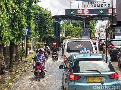 Banjir di Jl Yos Sudarso, Sepeda Motor Masuk Tol Wiyoto Wiyono
