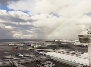 Pria Ini Main Flight Simulator Sambil Naik Pesawat Terbang, Hasilnya?