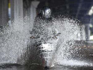 Supaya Motor Tak Masuk Angin, Ini Pertolongan Pertama Habis Terobos Banjir