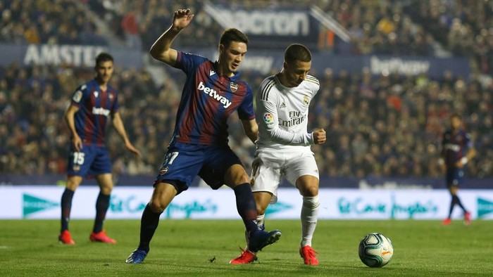 VALENCIA, SPAIN - FEBRUARY 22: Eden Hazard of Real Madrid is challenged by Nikola Vukcevic of Levante UD during the La Liga match between Levante UD and Real Madrid CF at Ciutat de Valencia on February 22, 2020 in Valencia, Spain. (Photo by Eric Alonso/Getty Images)