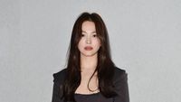 Foto: Cantiknya Song Hye Kyo Serba Hitam di Milan Fashion Week