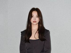 Foto: Cantiknya Song Hye Kyo Serba Hitam di Milan Fashion Week