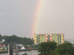 Viral Penampakan RS Hasri Ainun Habibie Berhias Pelangi di Angkasa
