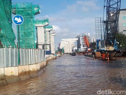Jalan Boulevard Kelapa Gading Masih Banjir 30 Cm