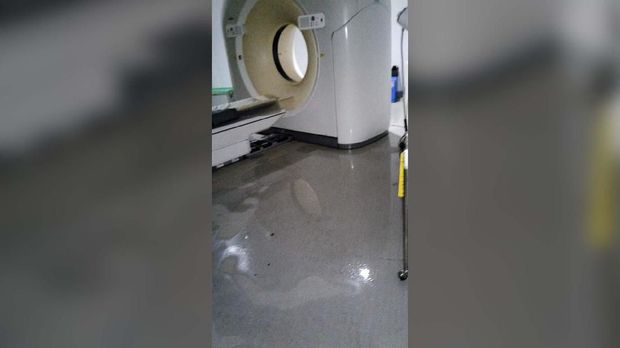 Ketua DPRD DKI Temukan Kayu hingga Rongsokan di Bawah Trotoar