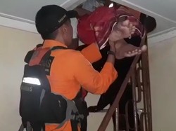 Video: Aksi Basarnas Evakuasi Lansia dari Kepungan Banjir Jakarta