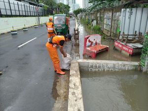 Sempat Banjir 40 Cm, Genangan di Belakang Hotel Shangri-La Sudah Surut Sempat Banjir 40 Cm, Genangan di Belakang Hotel Shangri-La Sudah Surut