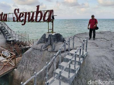 Menikmati Akhir Pekan di Pantai Natuna