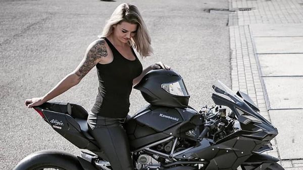 Lady Bikers Seksi yang Bisa Ngajak Motor Rebahan