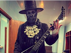 Gokil! Tangan Patah, Gitaris Limp Bizkit Sangar Ngeband dengan 3 Jari