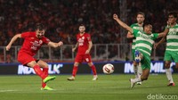 Aksi Marco Motta melepaskan tembakan ke gawang Geylang International. (Foto: Rifkianto Nugroho/detikSport)