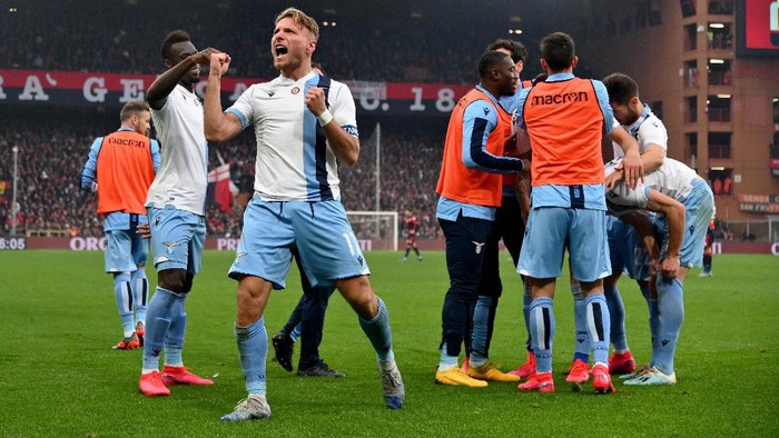 GENOA, ITALY - FEBRUARY 23: Sergej Milinkovic Savic of SS Lazio compte for the ball with Domenico Criscito of Genoa CFC during the Serie A match between Genoa CFC and  SS Lazio at Stadio Luigi Ferraris on February 23, 2020 in Genoa, Italy. (Photo by Marco Rosi/Getty Images)
