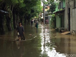 Pemakaman Warga di Penggilingan Jaktim Terganggu Banjir