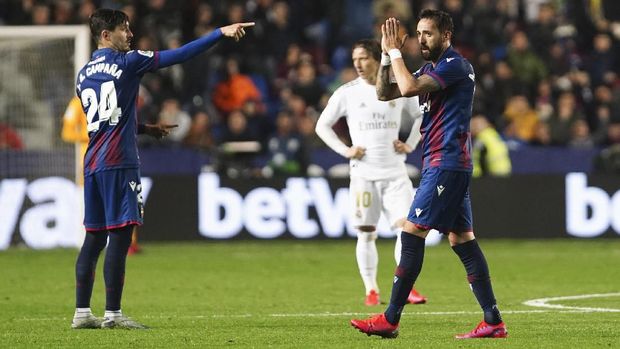 Real Madrid kehilangan puncak klasemen usai kalah dari Levante.