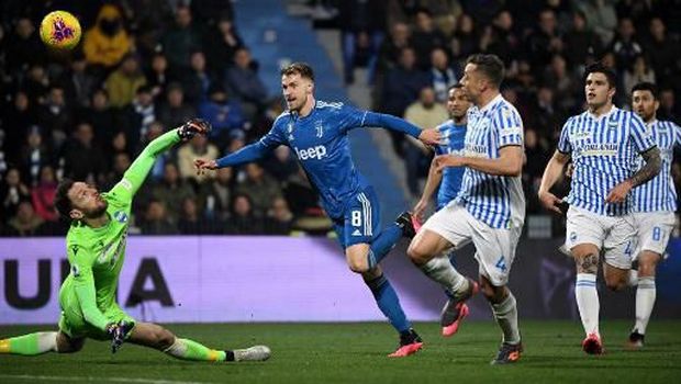 Aaron Ramsey melepaskan tendangan chip ke gawang SPAL.